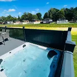 Laburnum With Hot Tub *