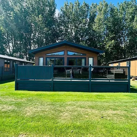 Laburnum With Hot Tub *