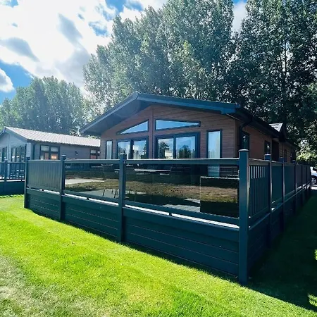 Laburnum With Hot Tub בית נופש יורק