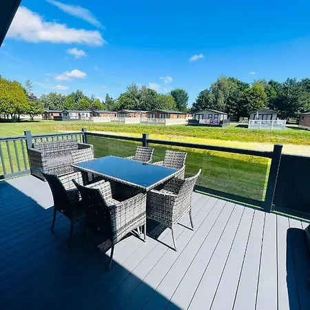 Laburnum With Hot Tub *