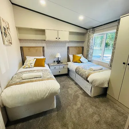 Laburnum With Hot Tub * York