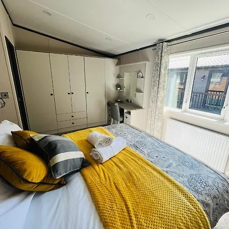 Holiday home Laburnum With Hot Tub