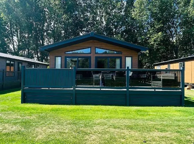 Laburnum With Hot Tub *