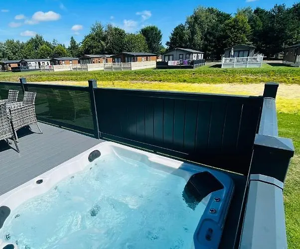 Laburnum With Hot Tub *