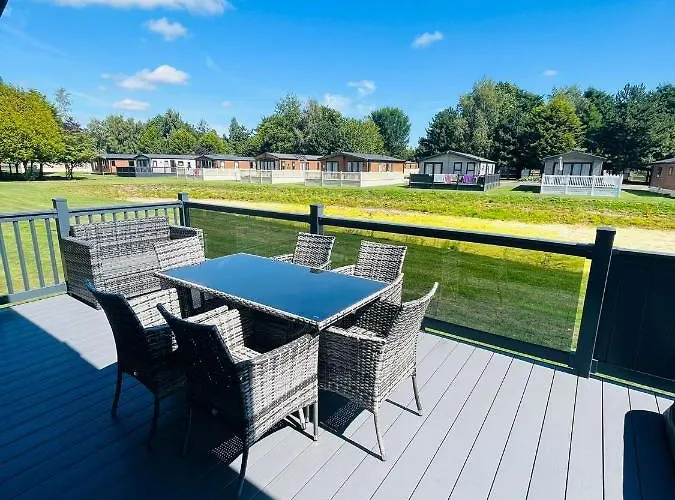 Laburnum With Hot Tub *