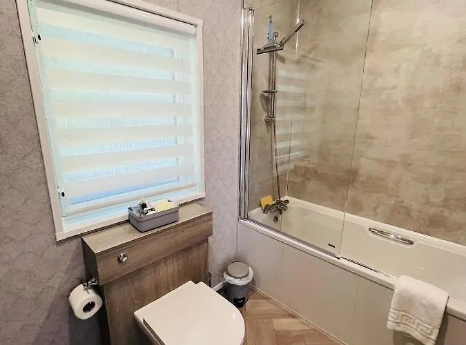 Laburnum With Hot Tub Γιορκ