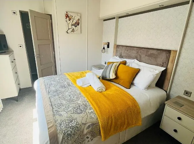 Laburnum With Hot Tub Γιορκ