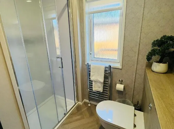 Laburnum With Hot Tub *