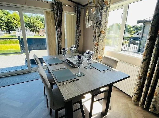 Σπίτι διακοπών Laburnum With Hot Tub