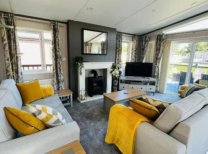 Σπίτι διακοπών Laburnum With Hot Tub