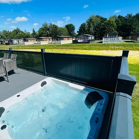 Laburnum With Hot Tub *