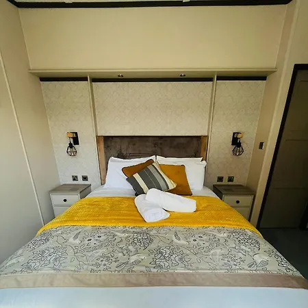 Holiday home Laburnum With Hot Tub *