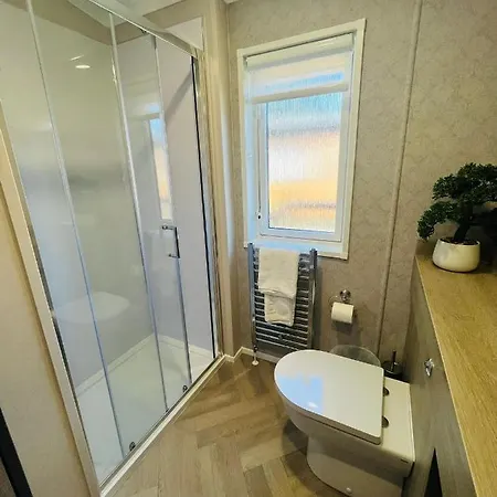 Laburnum With Hot Tub *