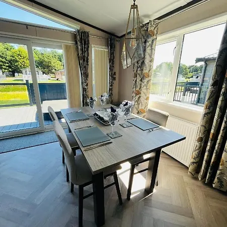 Holiday home Laburnum With Hot Tub