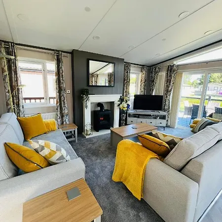 Holiday home Laburnum With Hot Tub