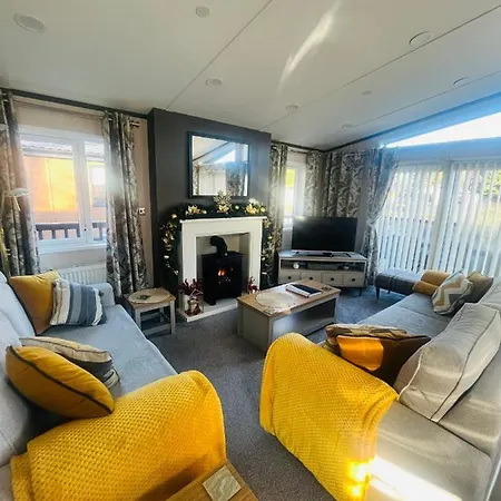 Laburnum With Hot Tub Ferienhaus